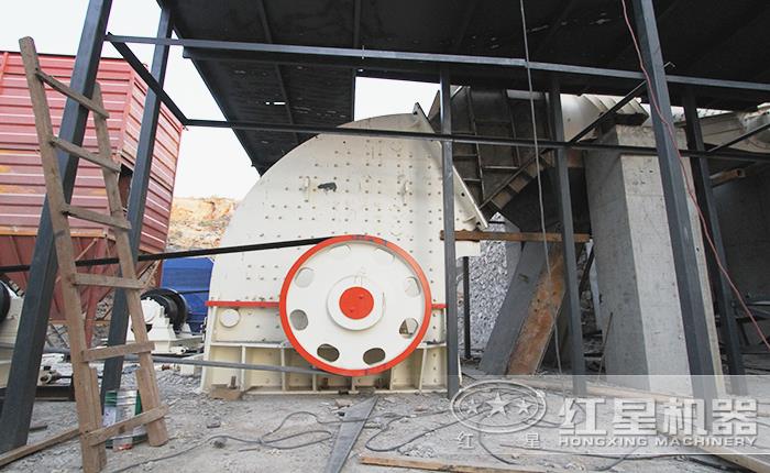 1610重錘式破碎機(jī)的價(jià)格是多少？專(zhuān)業(yè)廠家現(xiàn)貨供應(yīng)