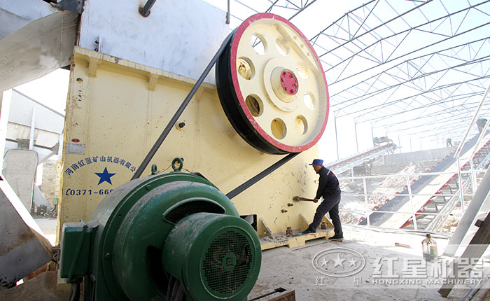 紅星技術(shù)員到用戶現(xiàn)場維護(hù)設(shè)備