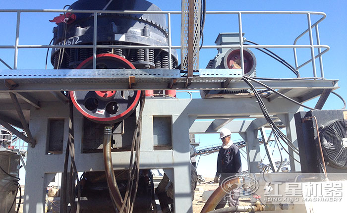 采石場破碎生產(chǎn)線作業(yè)現(xiàn)場