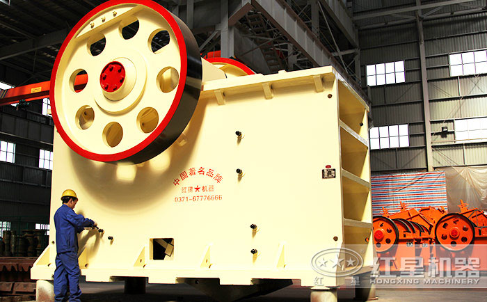 大型顎式碎石機(jī)生產(chǎn)車間