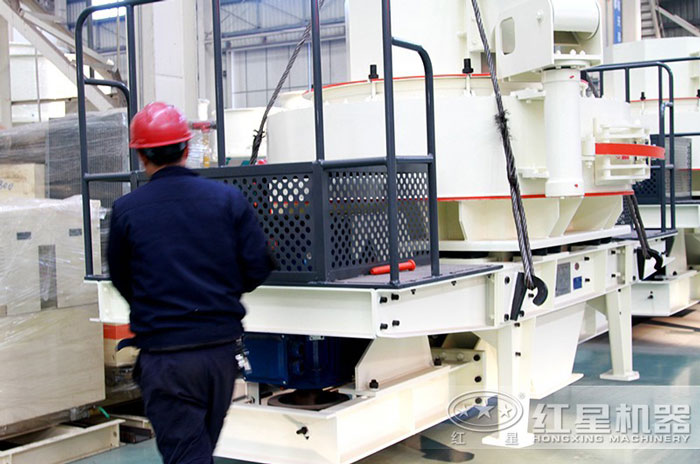 工人認(rèn)真作業(yè)確保設(shè)備質(zhì)量