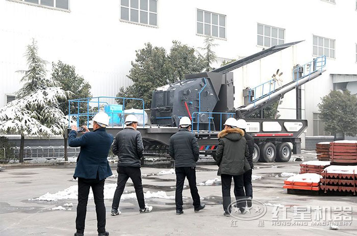 客貨參觀紅星大型建筑垃圾粉碎機(jī)