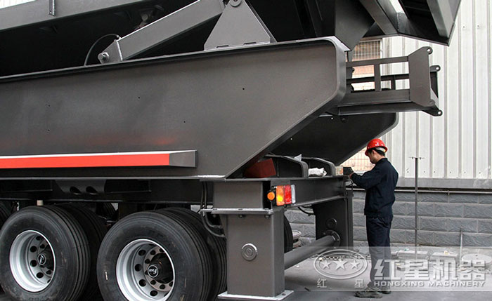 紅星技術人員安裝自行式石子破碎機