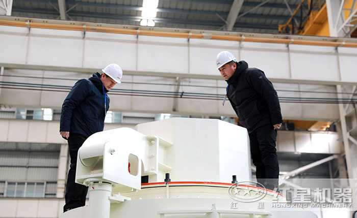 客戶(hù)參觀紅星環(huán)保砂石粉碎機(jī)