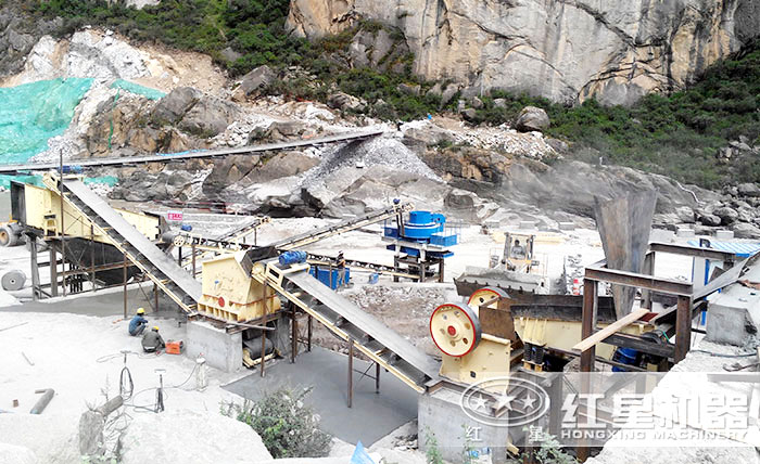 時產(chǎn)200噸的紅星顎式破碎機(jī)節(jié)能環(huán)保,奮戰(zhàn)砂石廠