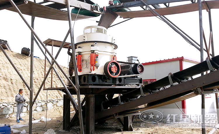 多缸液壓圓錐破碎機作業(yè)現(xiàn)場