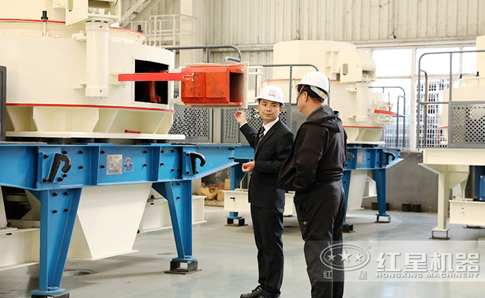 技術(shù)人員為客戶講解制砂設(shè)備的性能