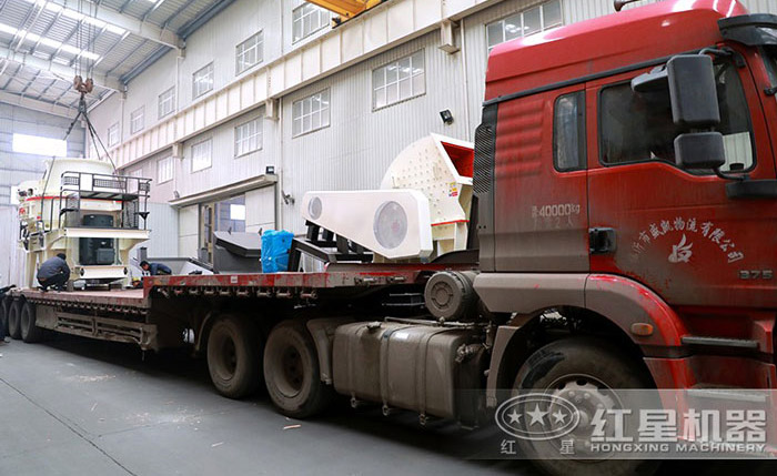 花崗巖制砂生產(chǎn)設(shè)備發(fā)貨現(xiàn)場