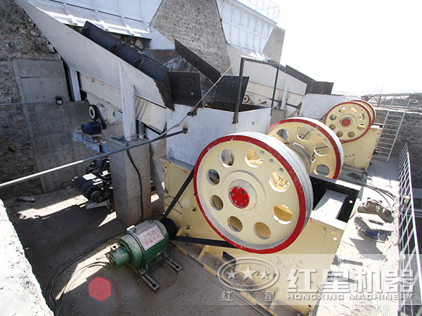 礦粉破碎機(jī)作業(yè)中