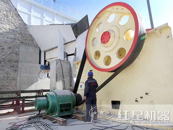 石灰石破碎機(jī)破碎現(xiàn)場(chǎng)