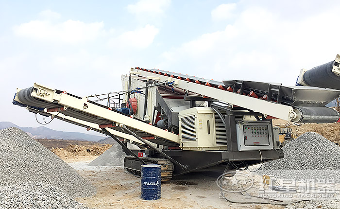 小型粉碎制砂機作業(yè)現(xiàn)場