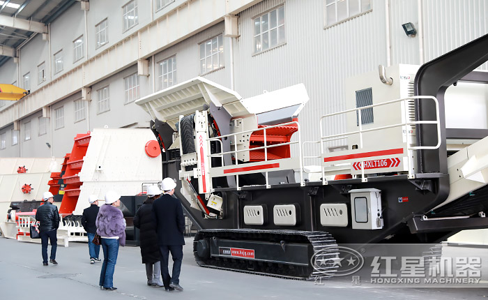 車載磚頭粉碎機(jī)客戶參觀現(xiàn)場