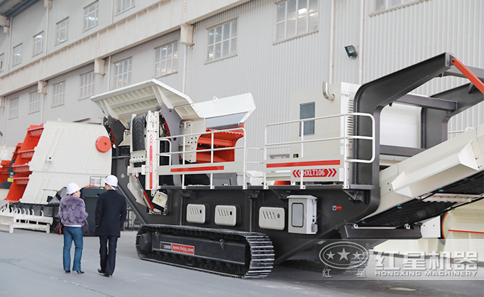 用戶到紅星機器參觀考察履帶式移動破碎篩分一體機