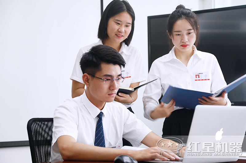 紅星技術人員為客戶介紹生產方案