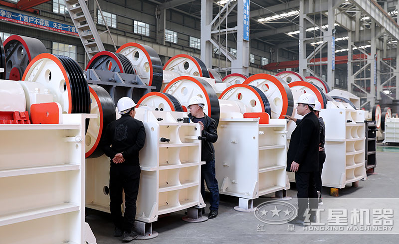 小型鄂破碎機車間-客戶參觀現(xiàn)場