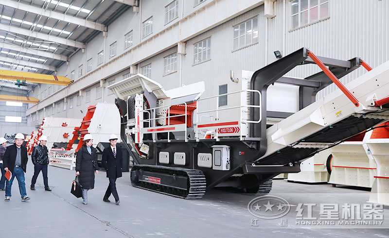 紅星移動(dòng)破碎機(jī)用戶參觀現(xiàn)場(chǎng)