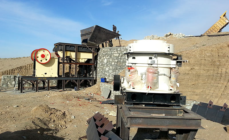 顎式破碎機(jī)+圓錐式破碎機(jī)作業(yè)現(xiàn)場