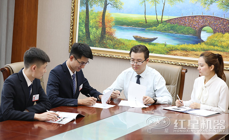 紅星技術(shù)人員為客戶講解設(shè)備方案