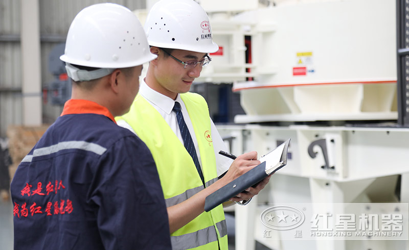 紅星技術人員研究設備性能