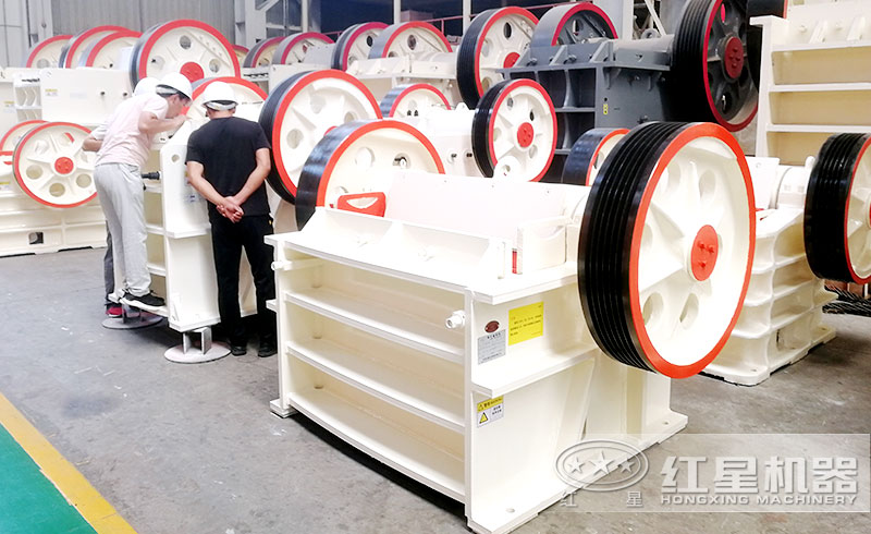 客戶(hù)參觀(guān)紅星150×250小型顎式破碎機(jī)