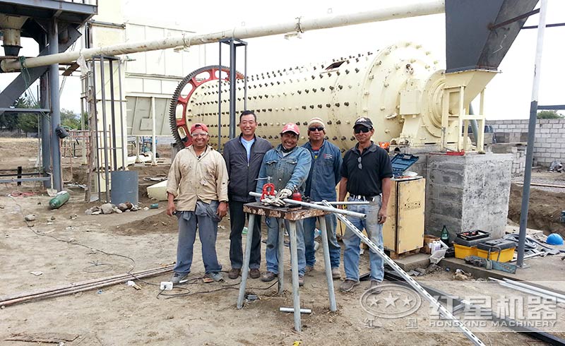 紅星技術(shù)人員和客戶合影