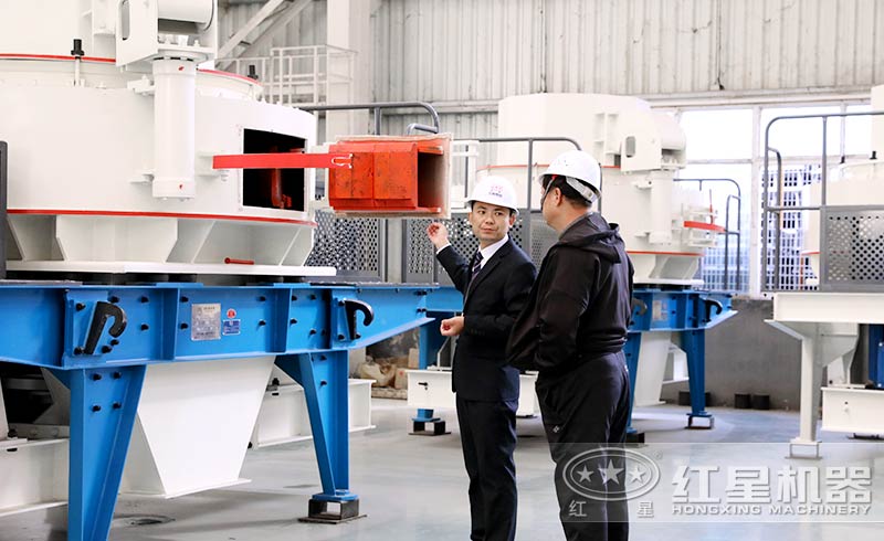 技術人員為客戶講解HVI制砂機