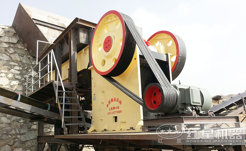 鐵礦石破碎線中的顎式破碎機(jī)