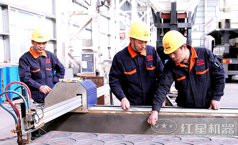 紅星技術(shù)人員兢兢業(yè)業(yè)