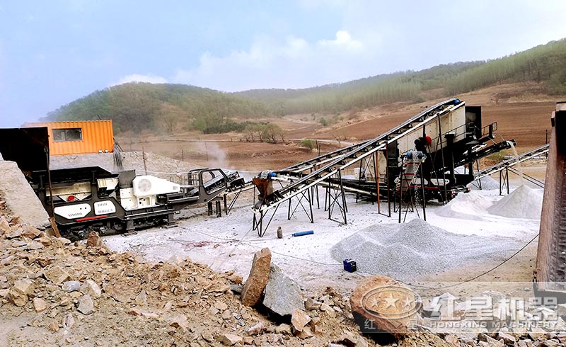 小型移動柴油式石子（石頭）破碎機作業(yè)現(xiàn)場