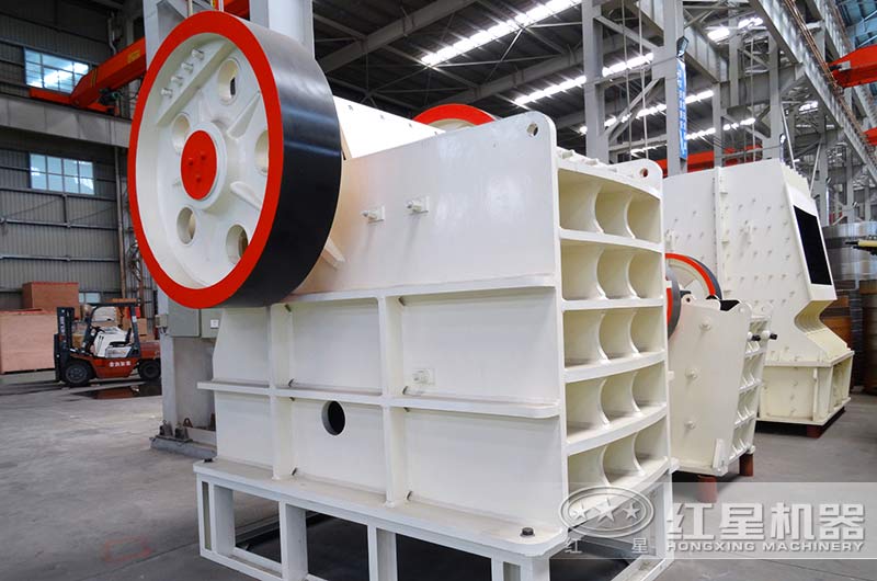 投資時(shí)生產(chǎn)200噸的大型顎式破碎機(jī)利潤高嗎？