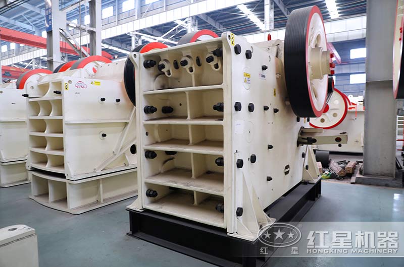 投資時(shí)生產(chǎn)200噸的大型顎式破碎機(jī)利潤高嗎？