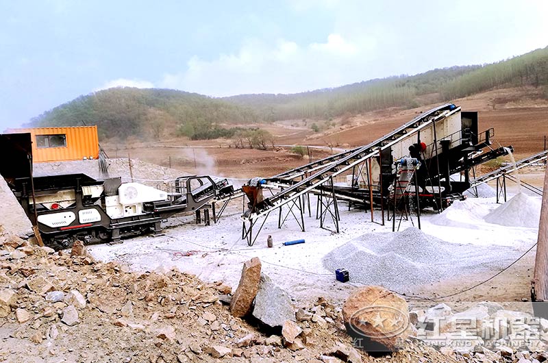 可移動(dòng)的碎石制砂現(xiàn)場(chǎng)