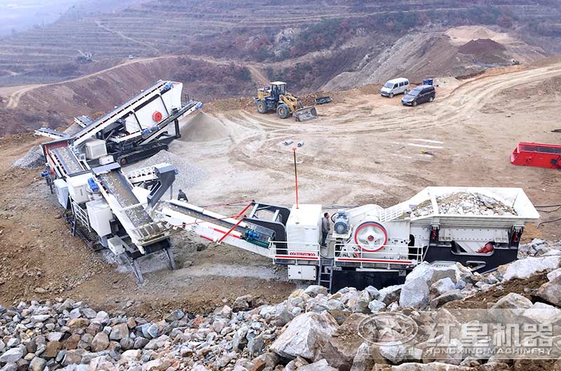 履帶車(chē)載建筑垃圾作業(yè)現(xiàn)場(chǎng)