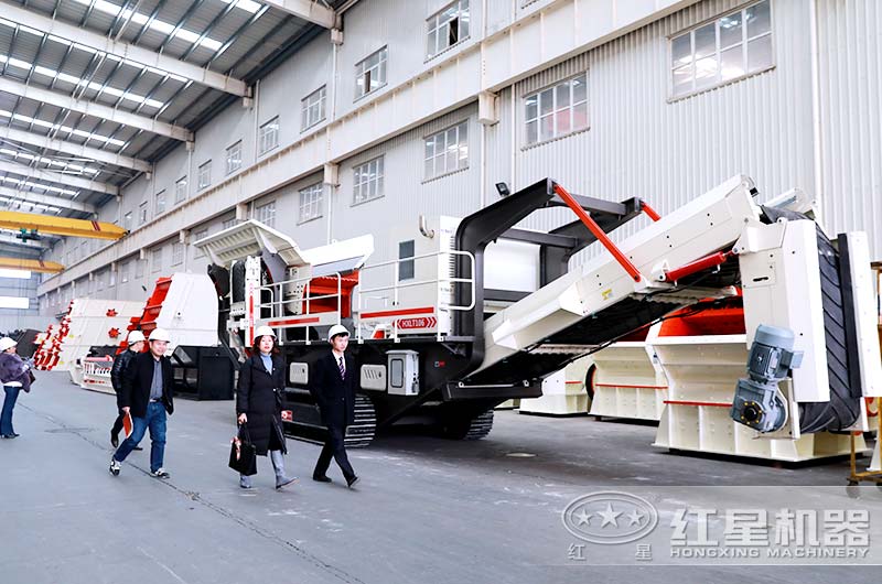 客戶參觀紅星砂石設(shè)備生產(chǎn)車(chē)間