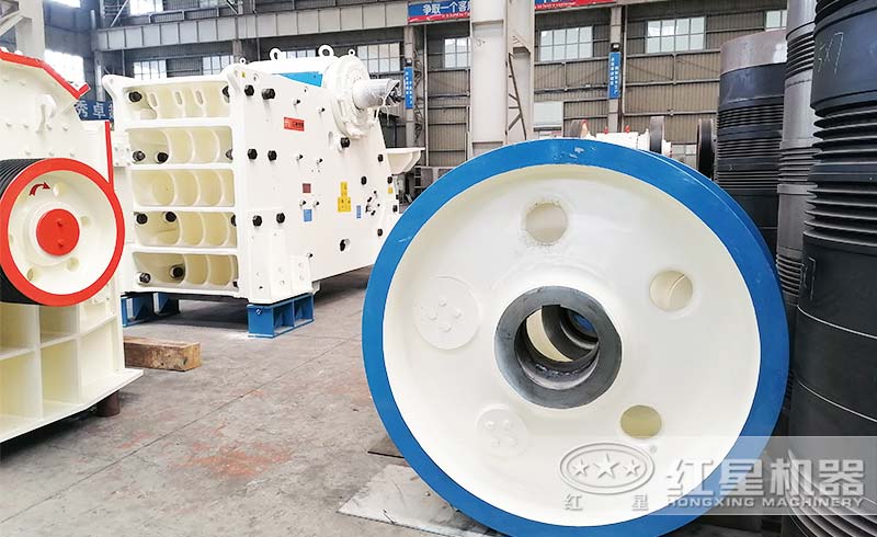 紅星歐版顎式破碎機(jī)生產(chǎn)車間