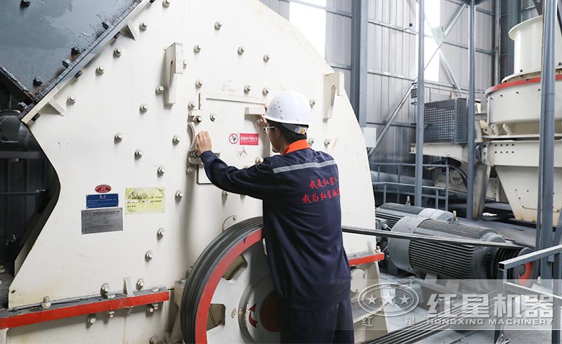 重型錘式巖石破碎機—“勢如破竹”型綠色巖石破碎機設(shè)備