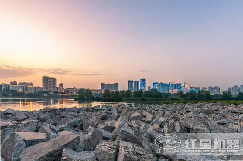與車水馬龍共存的建筑垃圾