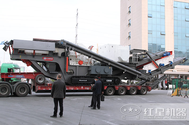 安徽用戶訂購的移動破碎站發(fā)貨了