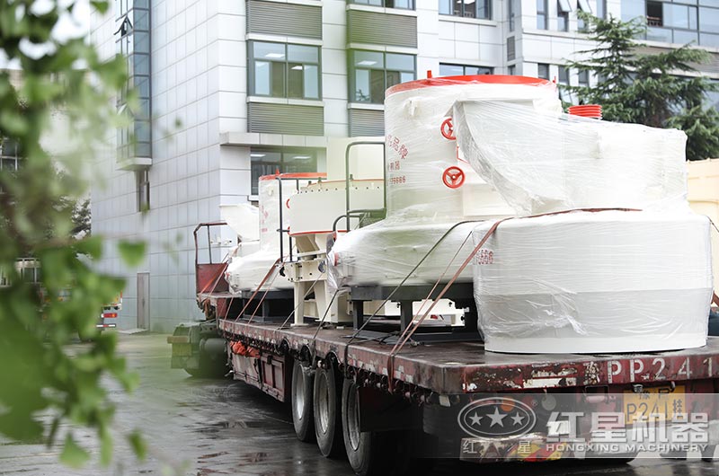 紅星磨粉機(jī)裝車完畢準(zhǔn)備發(fā)往用戶手中