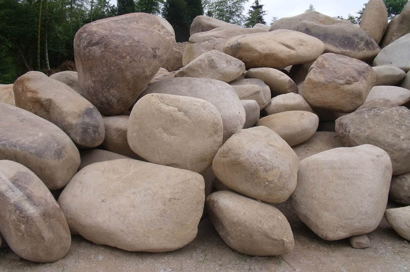 顎式破碎機(jī)適合粗碎各種屬性的石頭