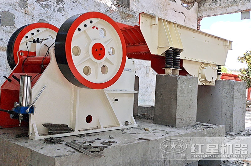 顎式破碎機生產(chǎn)現(xiàn)場