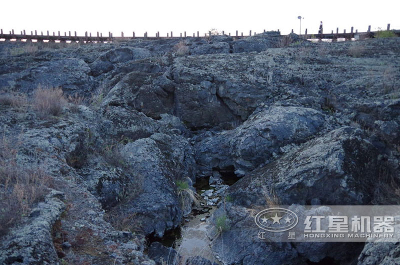 火山巖碎石生產(chǎn)線用什么設(shè)備？月產(chǎn)20000方需要投資多少錢？