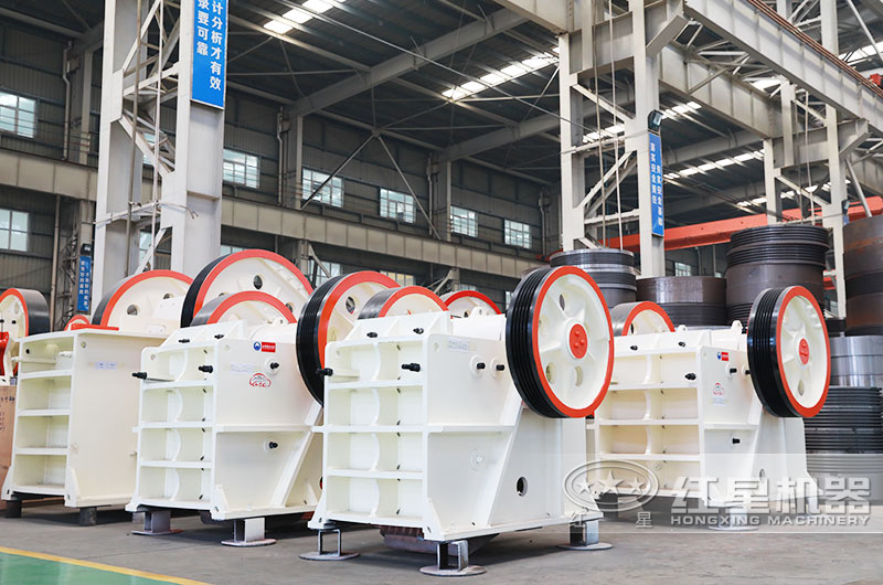 花崗巖用什么機器破碎好，花崗巖石頭破碎機現(xiàn)場加工視頻