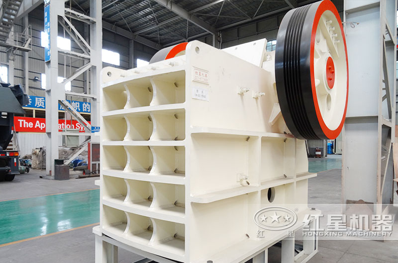 花崗巖用什么機器破碎好，花崗巖石頭破碎機現(xiàn)場加工視頻