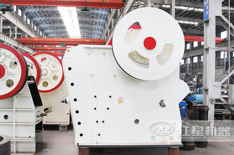 花崗巖用什么機器破碎好，花崗巖石頭破碎機現(xiàn)場加工視頻