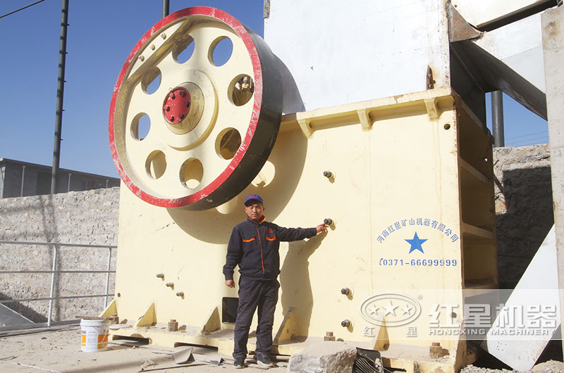 大型顎式破碎機(jī)作業(yè)現(xiàn)場(chǎng) 大型顎式破碎機(jī)作業(yè)現(xiàn)場(chǎng)