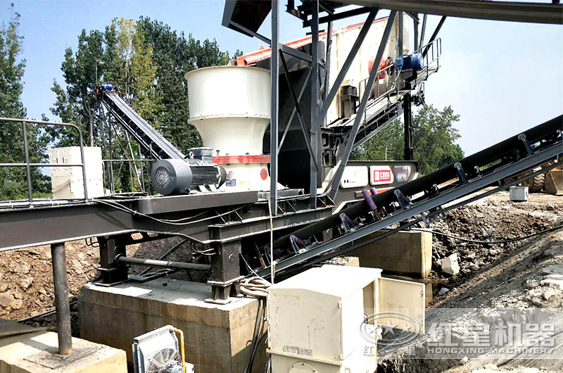 小型移動(dòng)石料破碎機(jī)多少錢(qián)一臺(tái)？（含工作圖片及視頻）