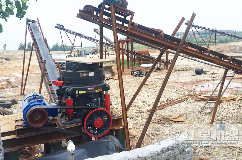 液壓圓錐破碎機(jī)作業(yè)現(xiàn)場(chǎng) 液壓圓錐破碎機(jī)作業(yè)現(xiàn)場(chǎng)