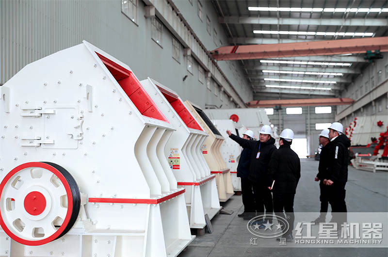 客戶參觀錘式破碎機(jī) 客戶參觀錘式破碎機(jī)