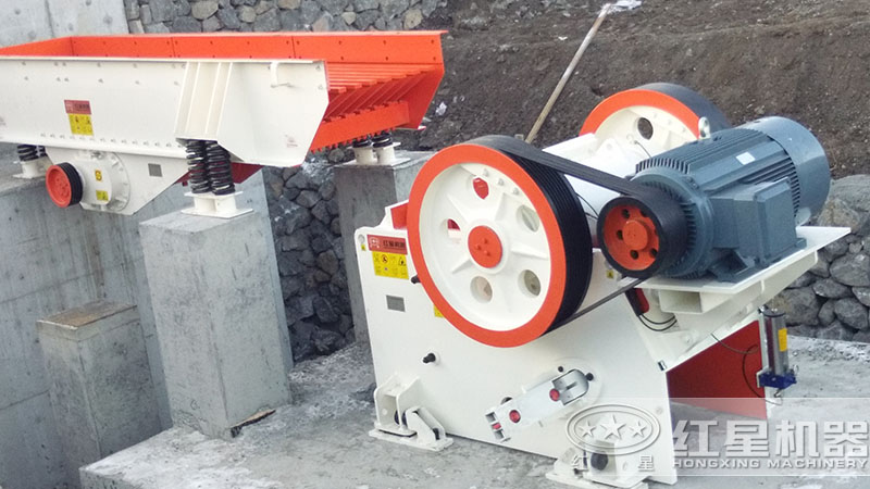 生產(chǎn)線中的顎式破碎機(jī)